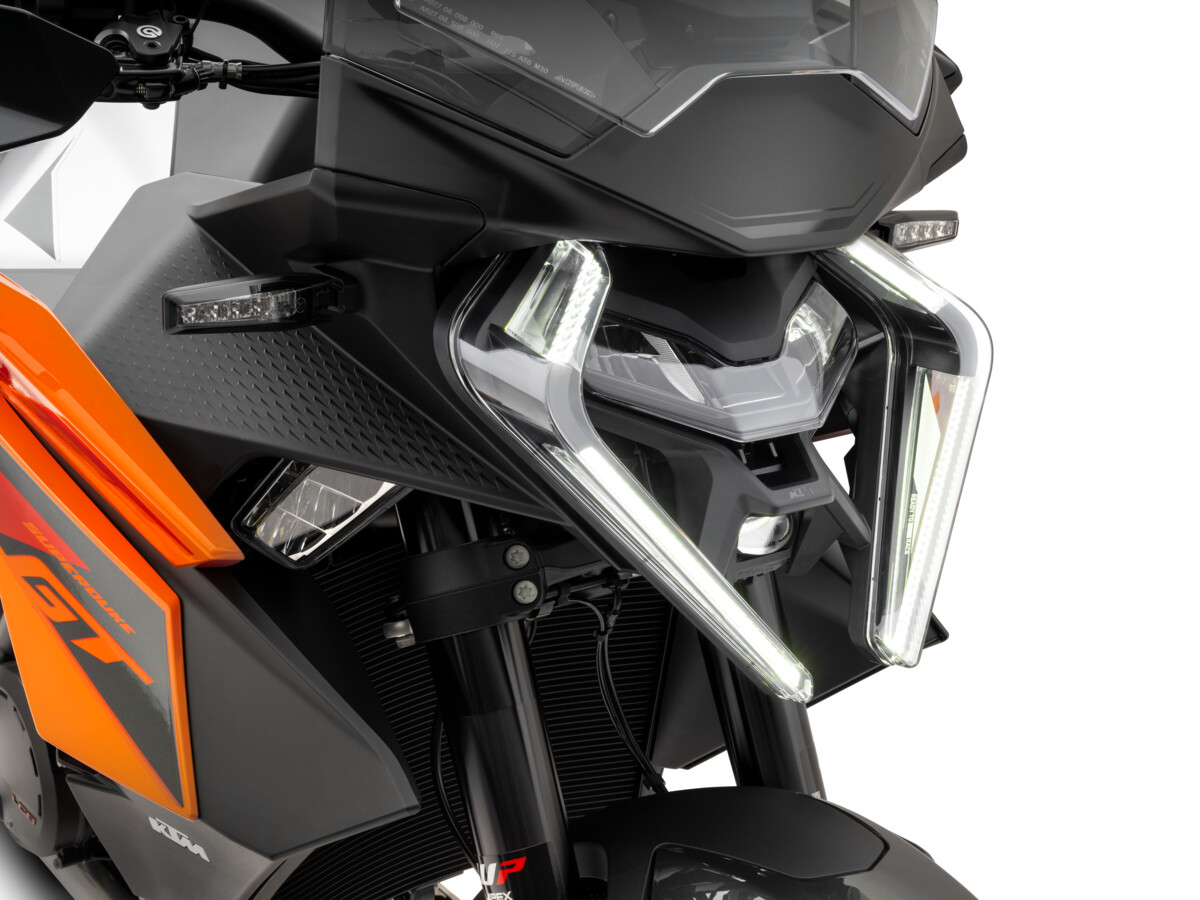 652056_MY25_KTM 1390 SUPER DUKE GT_STUDIO_STUDIO_STUDIO_03_STUDIO IMAGES.jpg